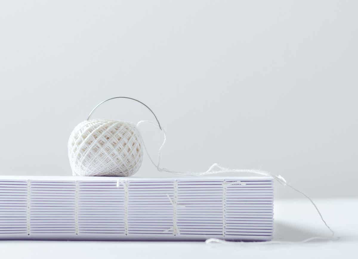 Reliure couture de livre.