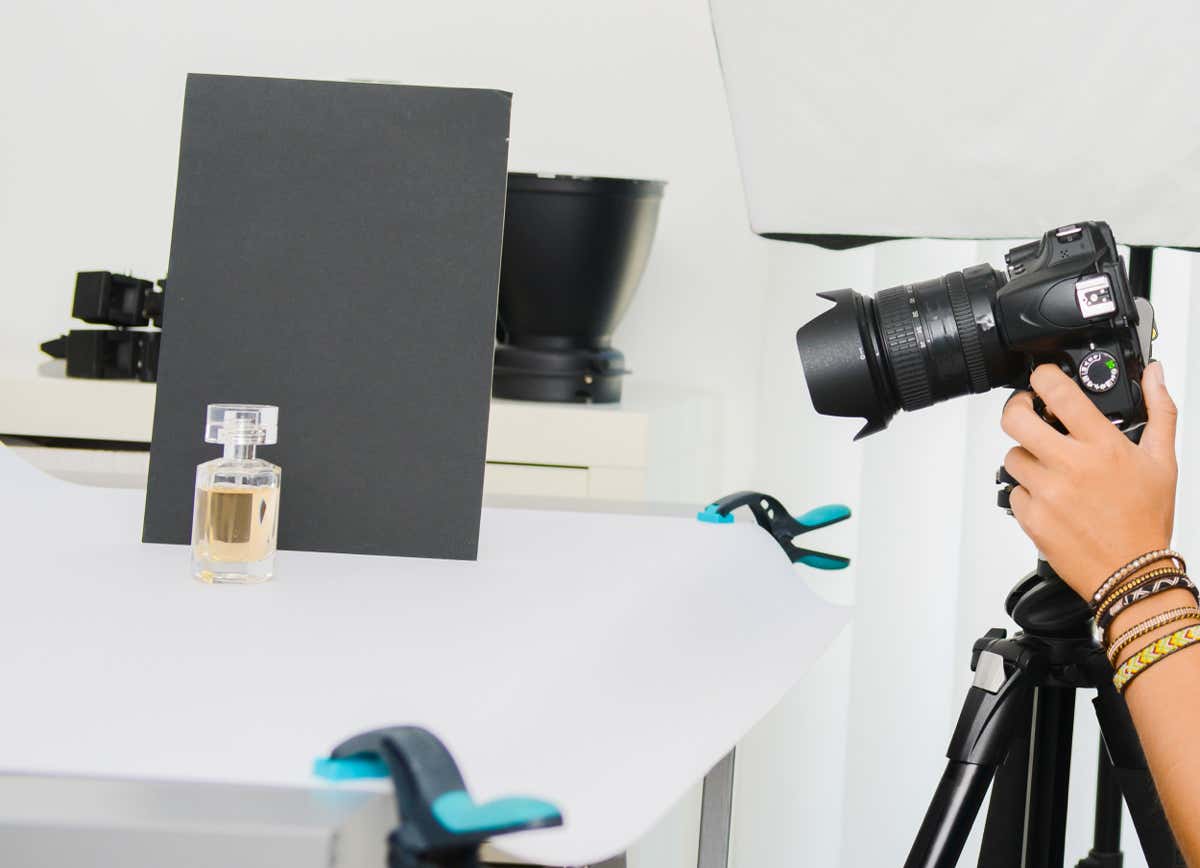 Packshot produit photo d'un flaocn de parfum de luxe.