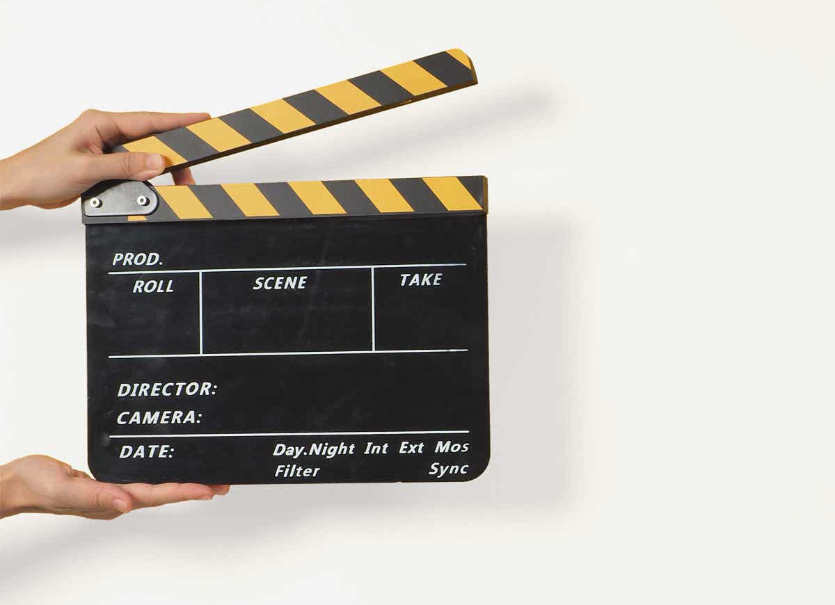Clap de film ouvert.